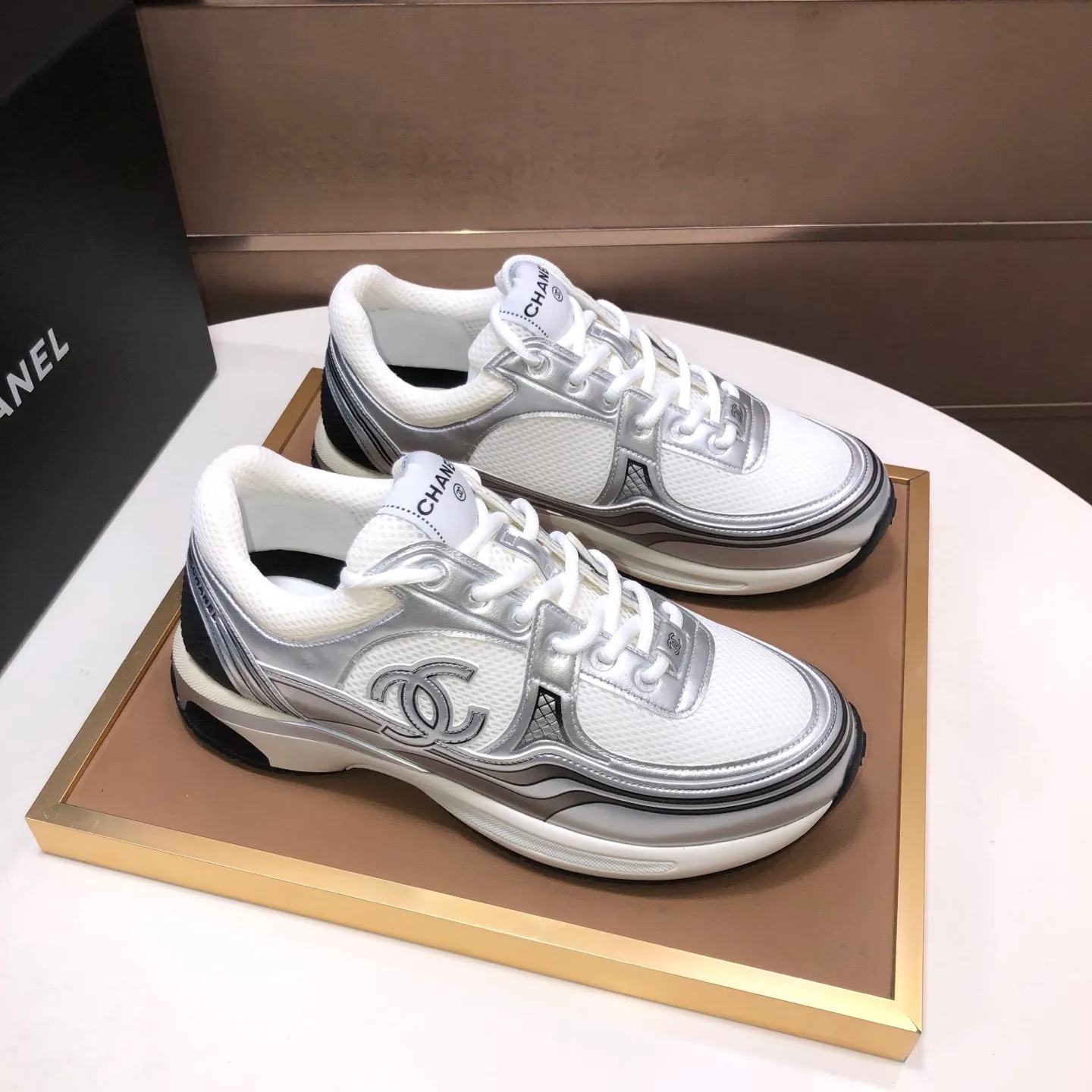 Men's shoes💰600💰【CHANEL】(Chanel couple's model)👩‍❤️‍💋‍👨The latest all-season shoes🔥🔥The ultimate derivative model. Not only are you more fashionable on your feet, but wearing flat shoes can also lengthen your overall body shape ~ "Features" The simple upper is paired with conspicuous small fragrant cloth strips, which is fashionable and high-end. 💕💕Selected Chanel fabric for the upper, comfortable and soft fabric lining available in 5 colors 🐎Size: (women's 35-39, customized 40. Men's 38-44, customized 45)
